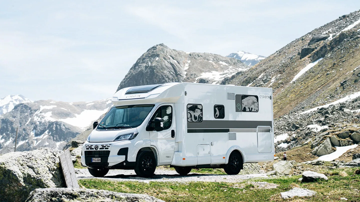 Camper inmitten von Gebirge 