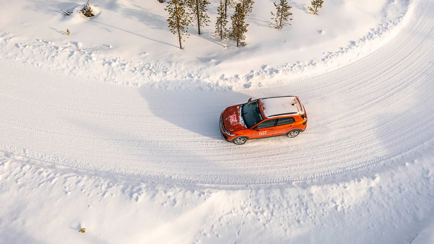 Auto auf einer Teststrecke im Schnee