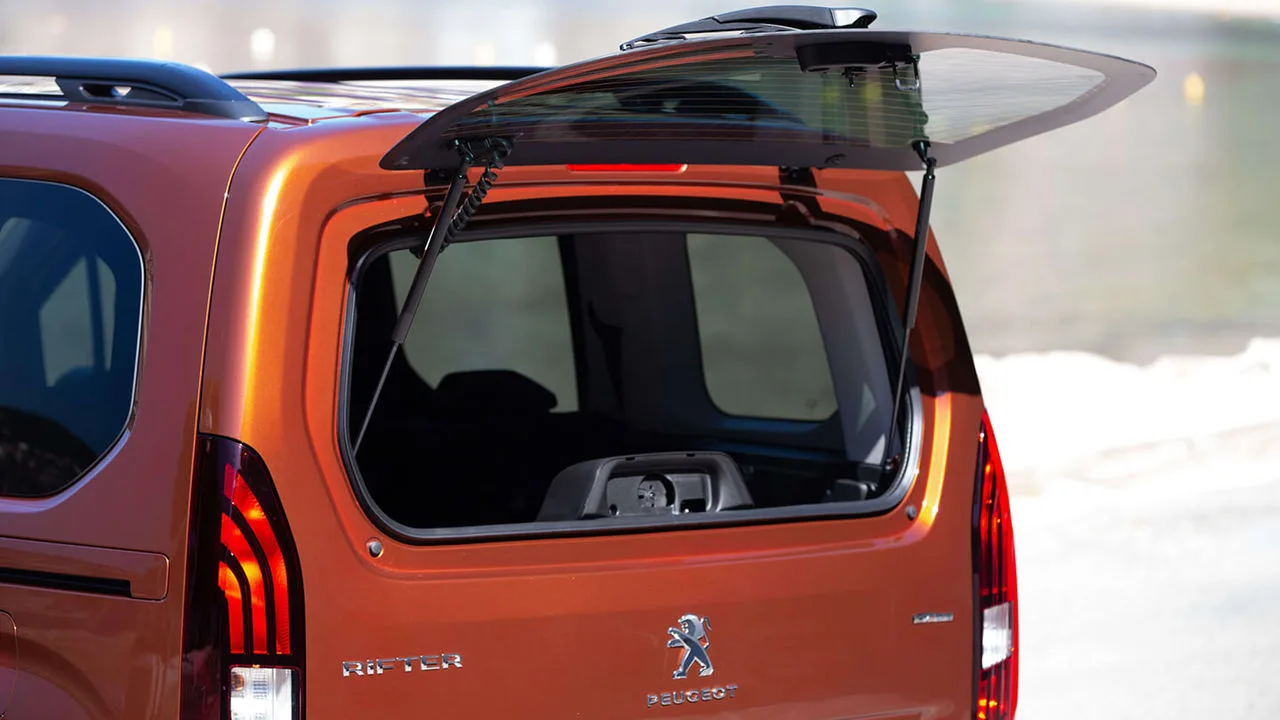 Peugeot Rifter mit geöffneter Heckscheibe