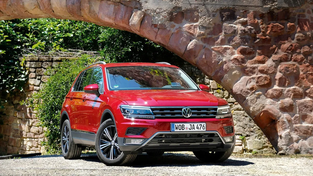 VW Tiguan 2.0 TSI 4Motion unter einer Steinbrücke