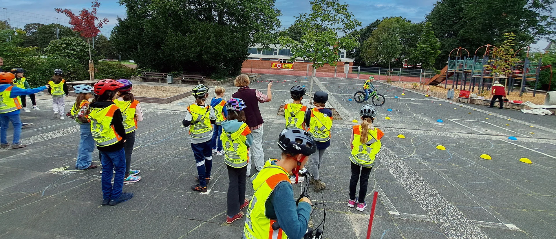 Schüler und Schülerinnen auf dem Verkehrsübungsplatz