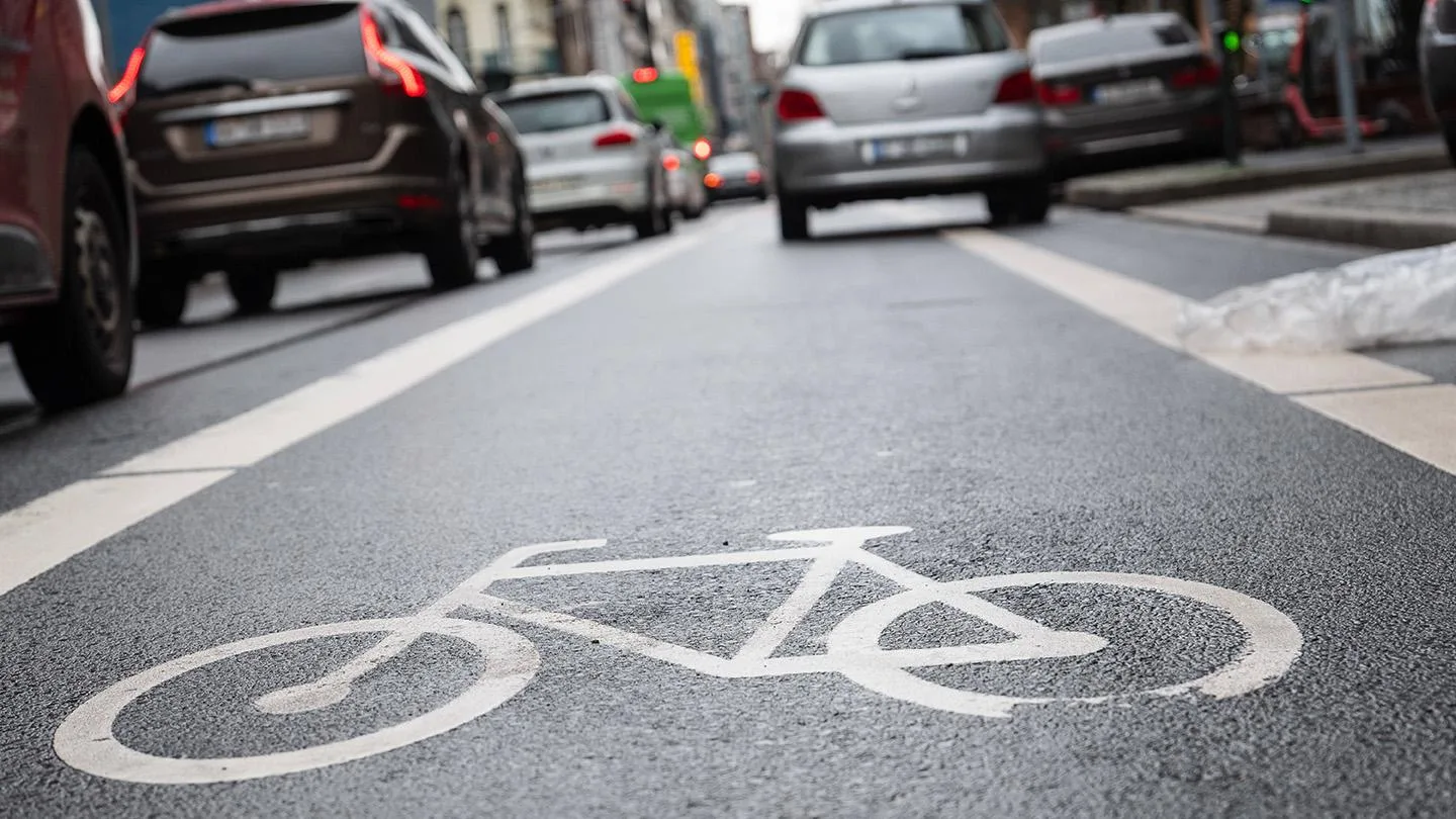 Auto parkt auf Radweg