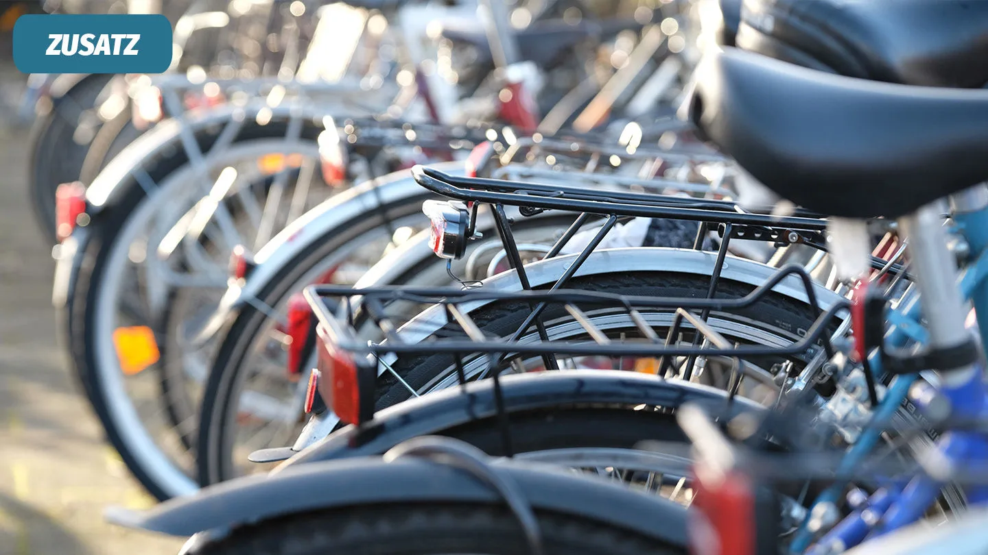 Viele Fahrräder wurden in einer Reihe geparkt.