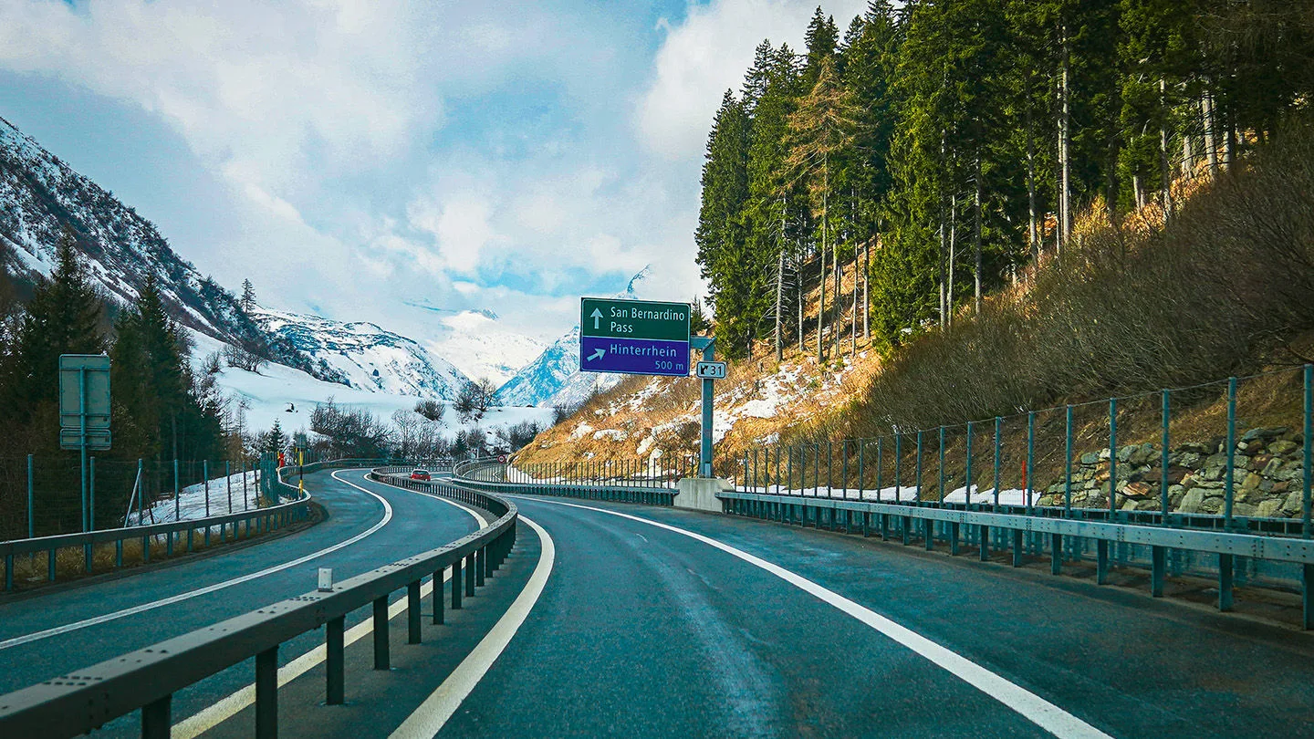 San Bernardino Route ist eine beliebte Ausweichroute für Reisende. 