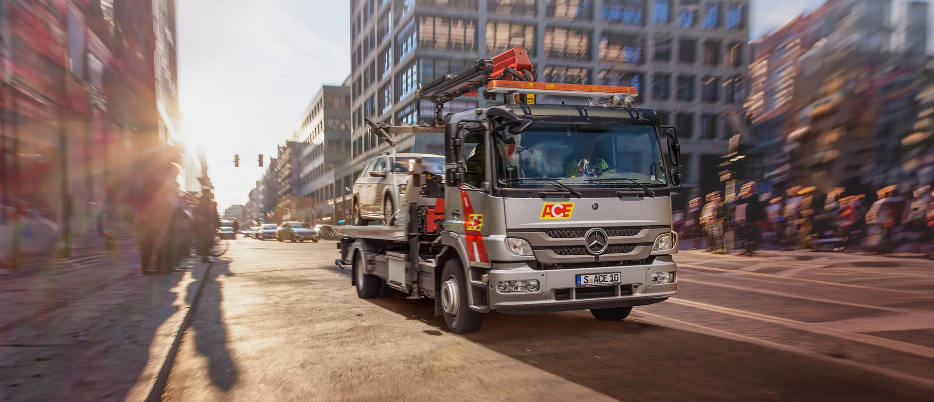 Mann sitzt am Schreibtisch und unterschreibt ein Formular