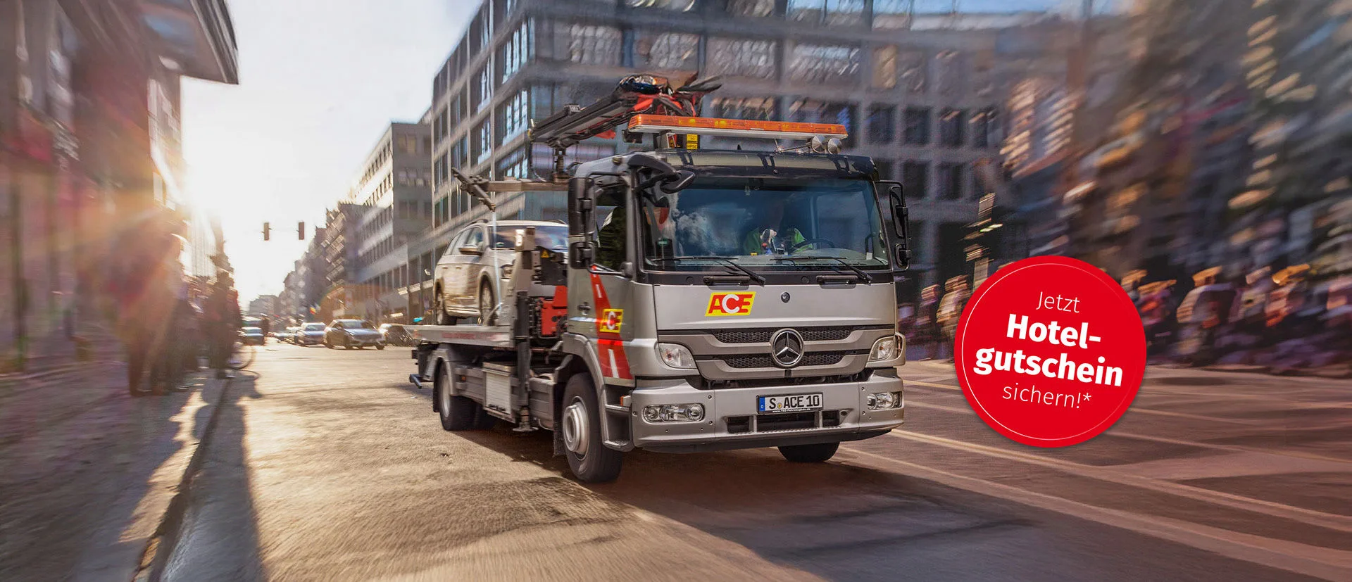 Pannenhelfer vor dem ACE Abschlepper