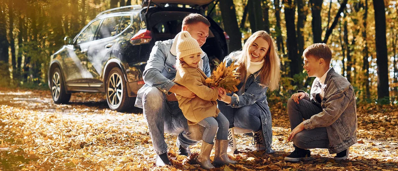 Eine Familie, die im Herbst in einem Wald ist