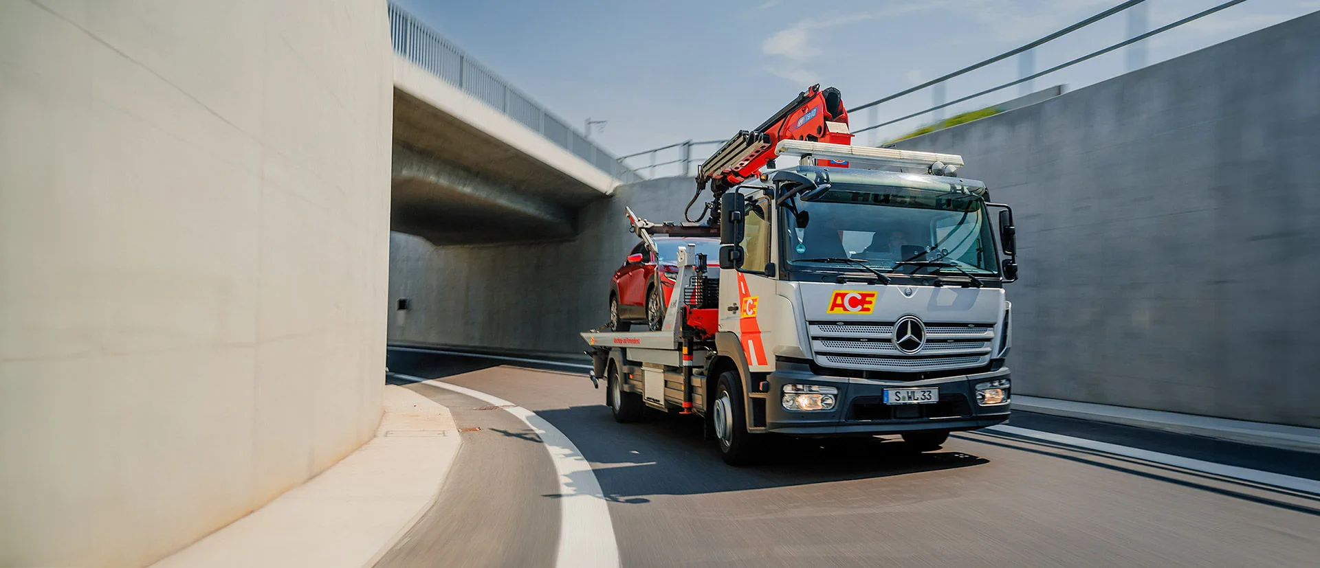 Abschlepper fährt unter Brücke