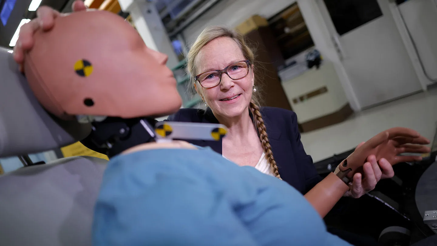 Astrid Lindner neben Crashtest-Dummys