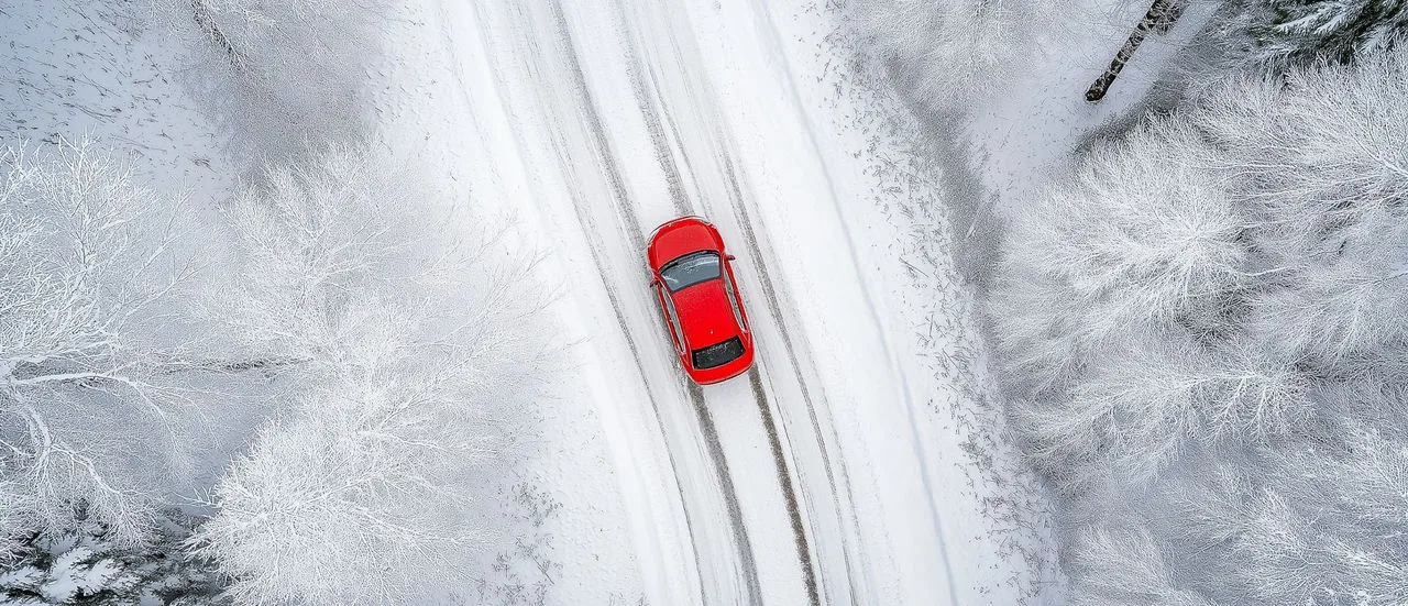 Auto auf verschneiter Straße