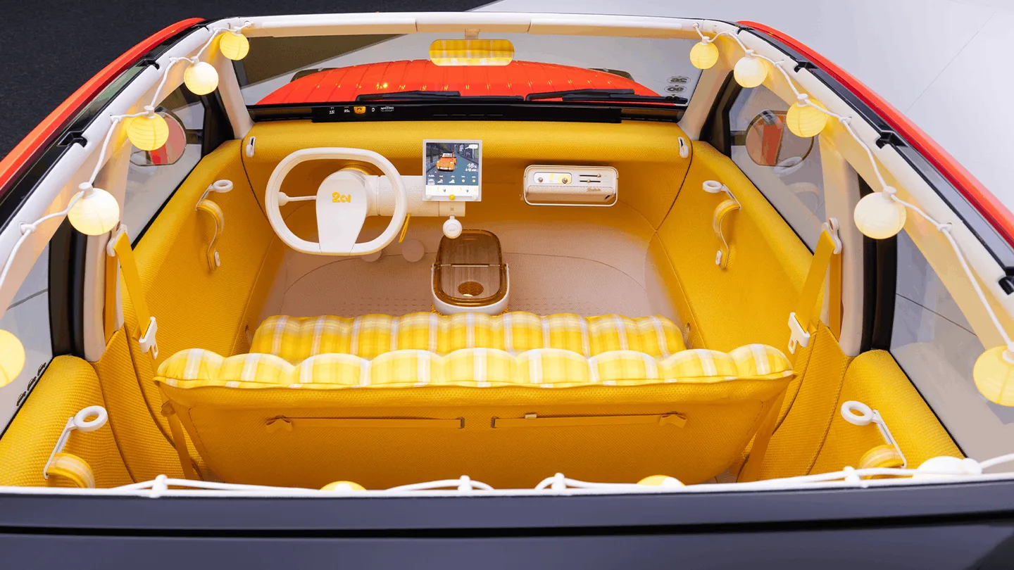 Die Studie der elektrischen Ente 2CV Concept hat ein Rolldach dank dem man von oben ins Innere schauen kann.