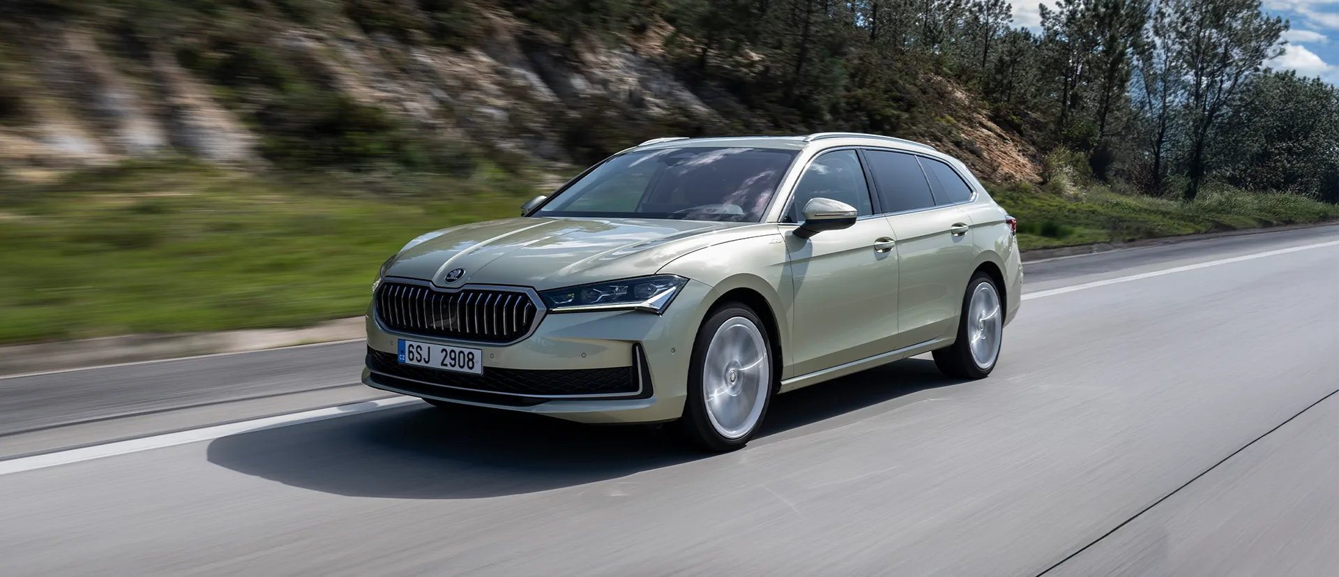 Außenansicht des Skoda Superb Combi von vorne