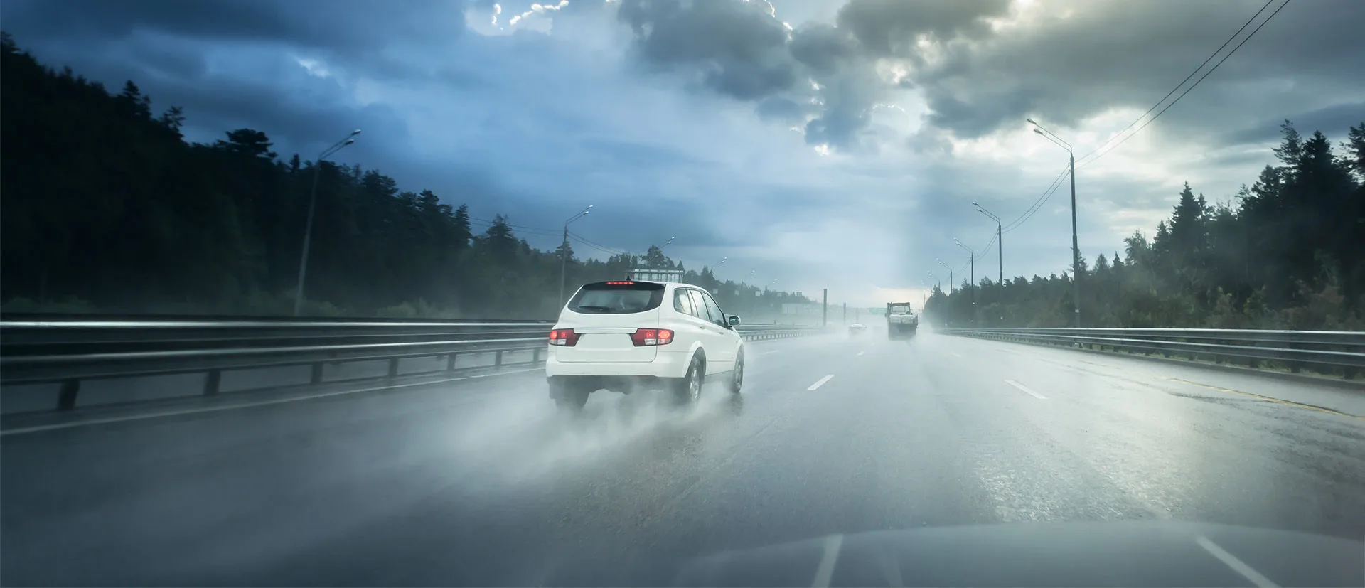 Autos, die im Regen auf einer Autobahn fahren