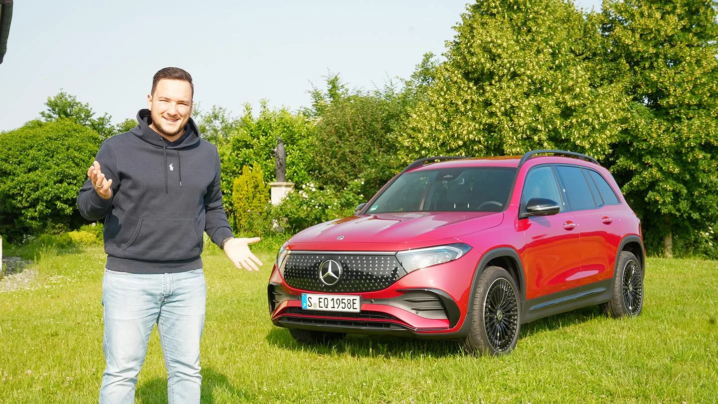 Jonas Thoß neben rotem Mercedes-Benz EQB 350 4MATIC
