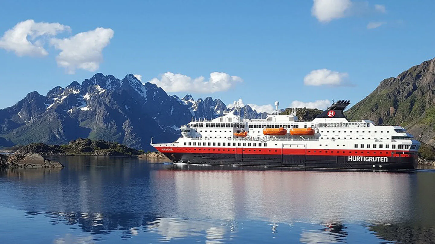 Postschiff der Hurtigruten in einem Fjord
