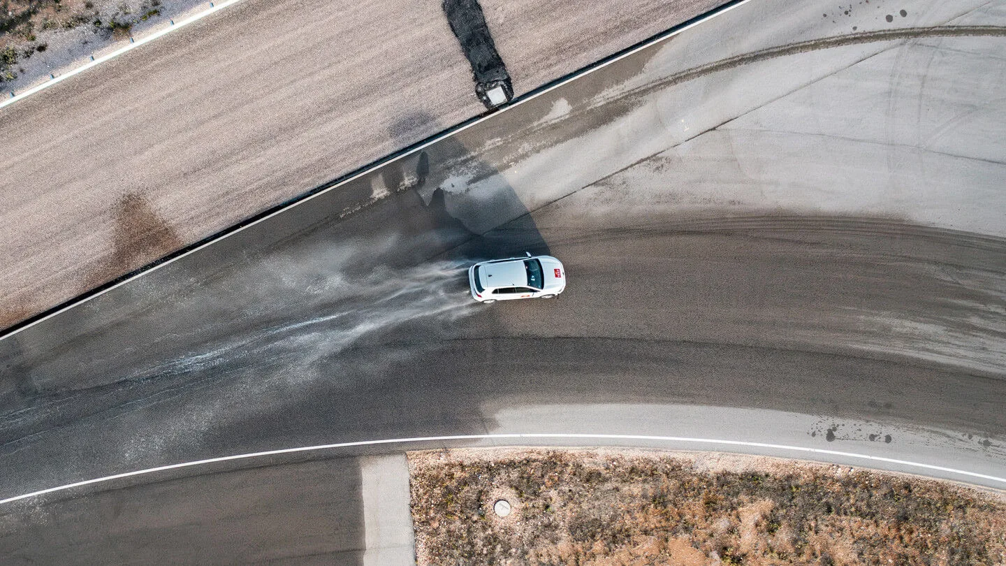 Aquaplaning VW Golf 8 Sommerreifen im Test Dimension 225/40 R18