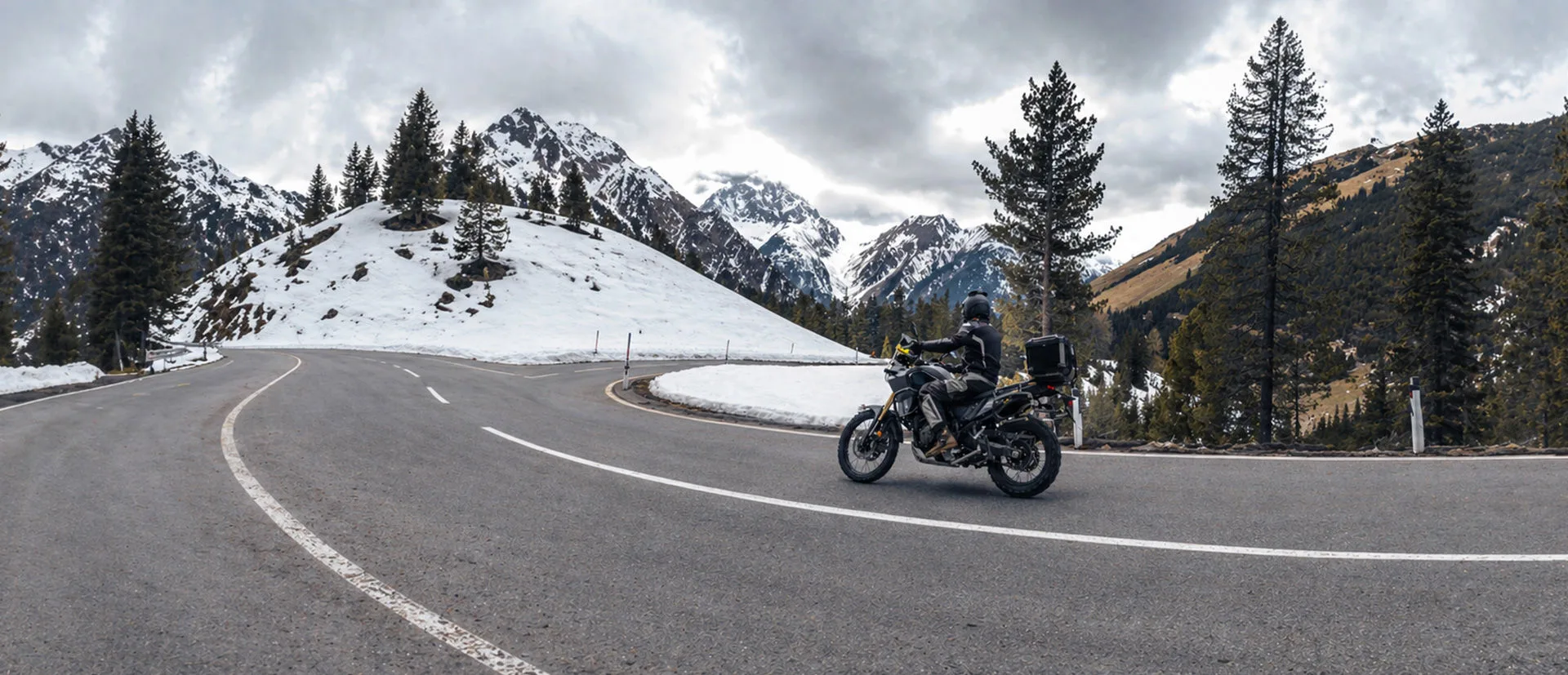 Motorradfahrer im Winter