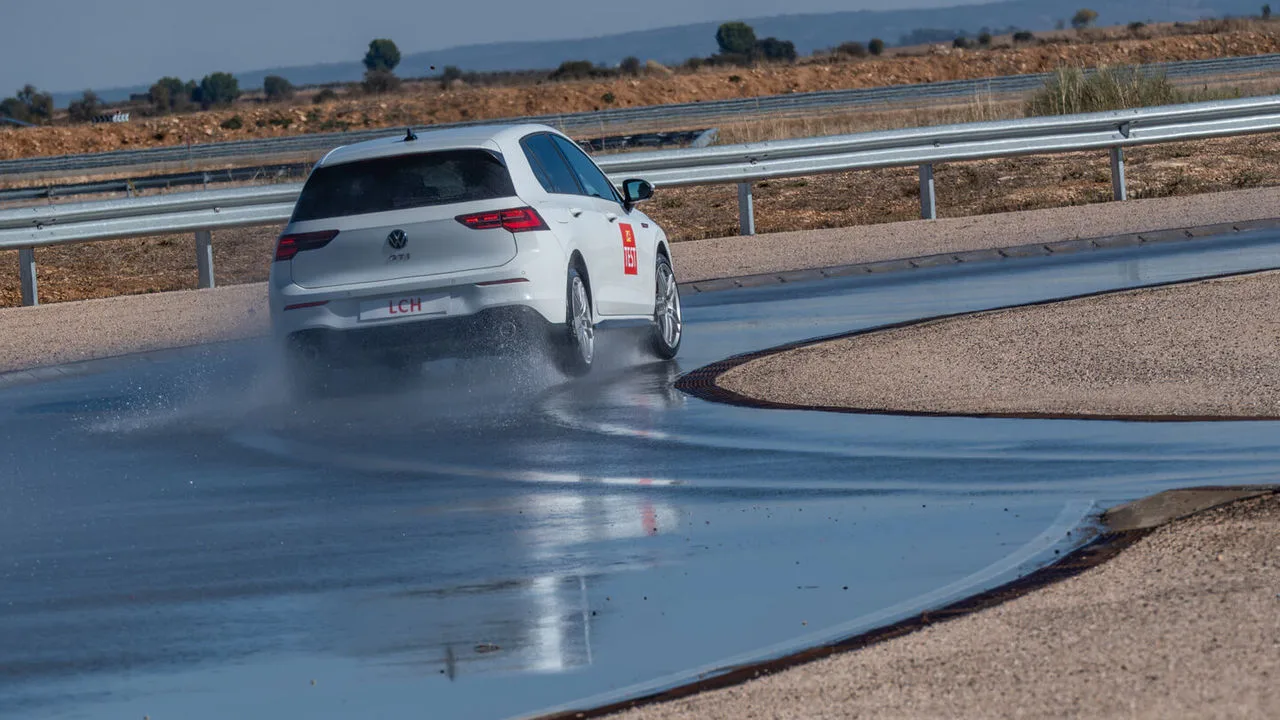 Handling auf nasser Straße VW Golf 8 Sommerreifen im Test Dimension 225/40 R18