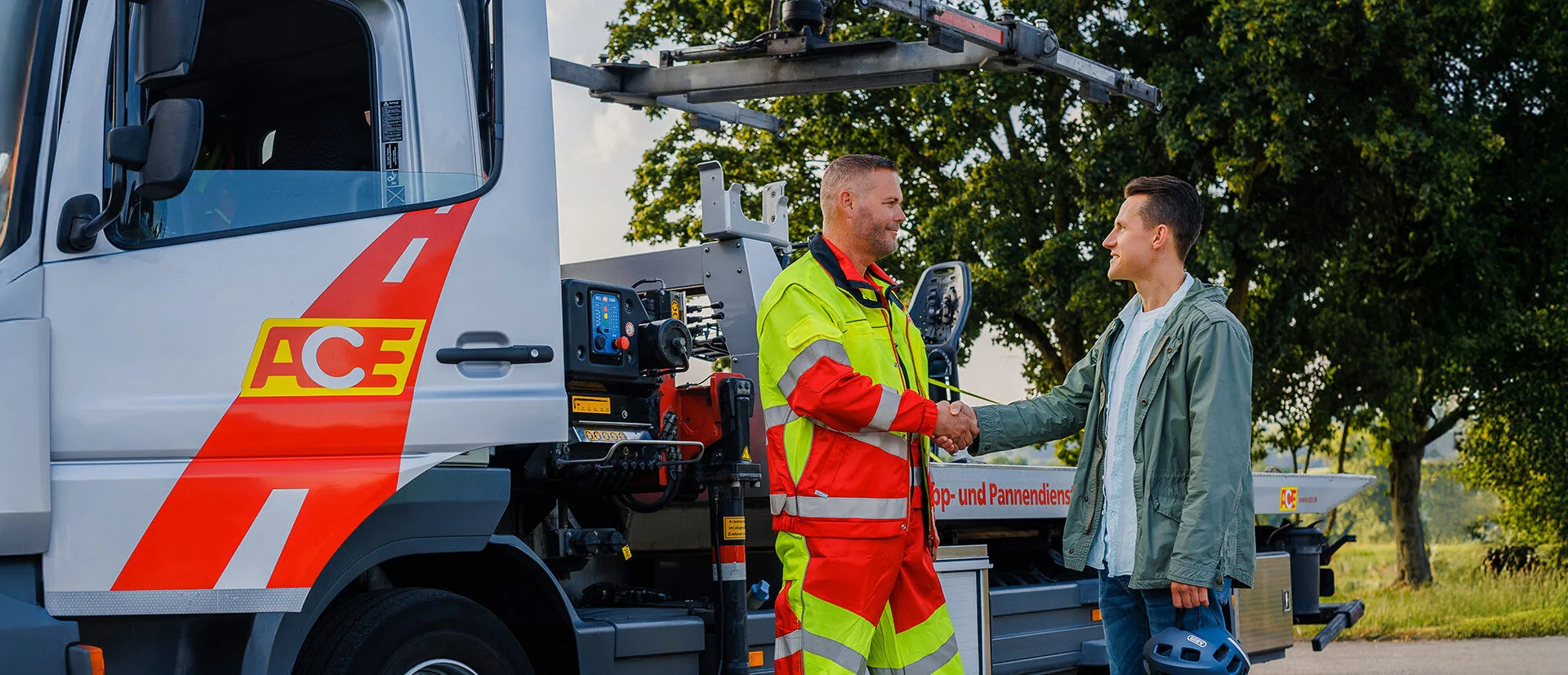 Pannenhelfer im Gespräch mit einer Frau