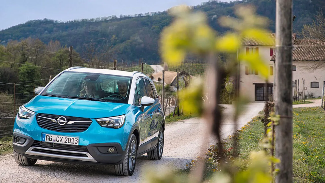 Opel Crossland X in den Weinbergen