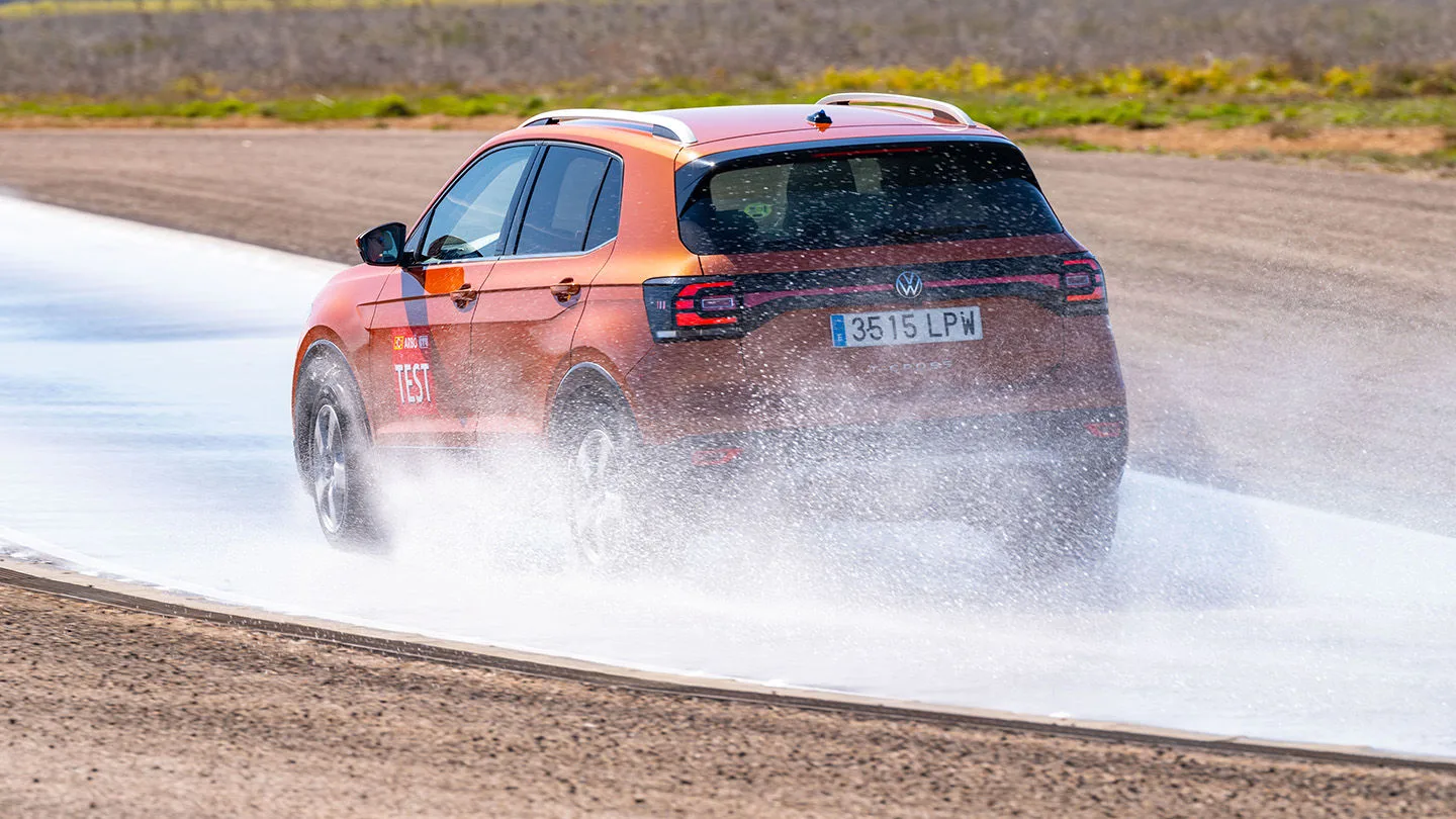 Auto auf einer Teststrecke bei Nässe