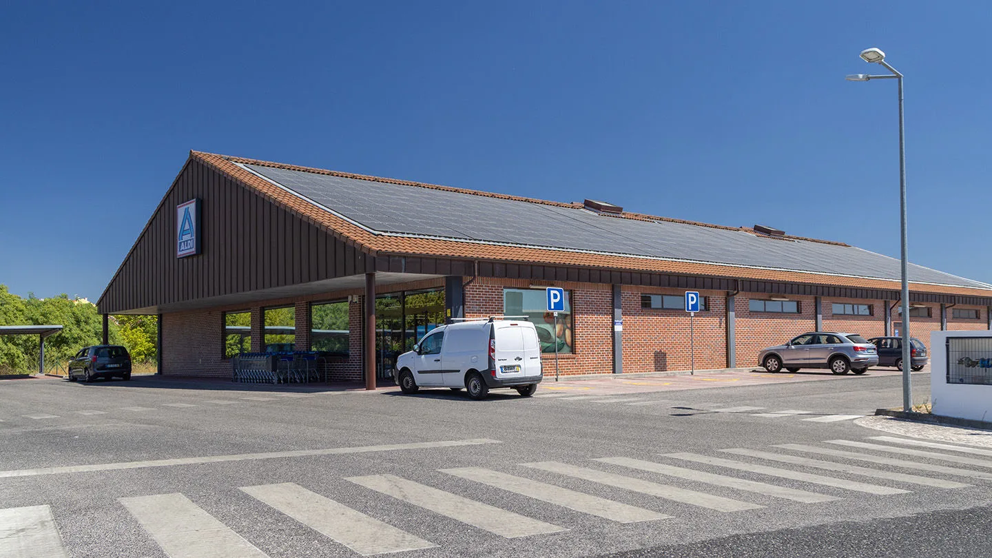 Supermarktparkplatz am Wochenende