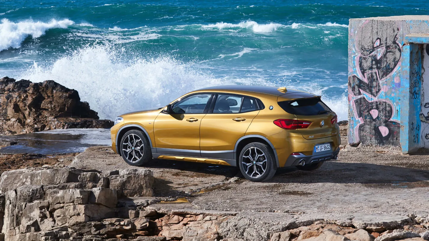 BMW X2 vor einem Meer