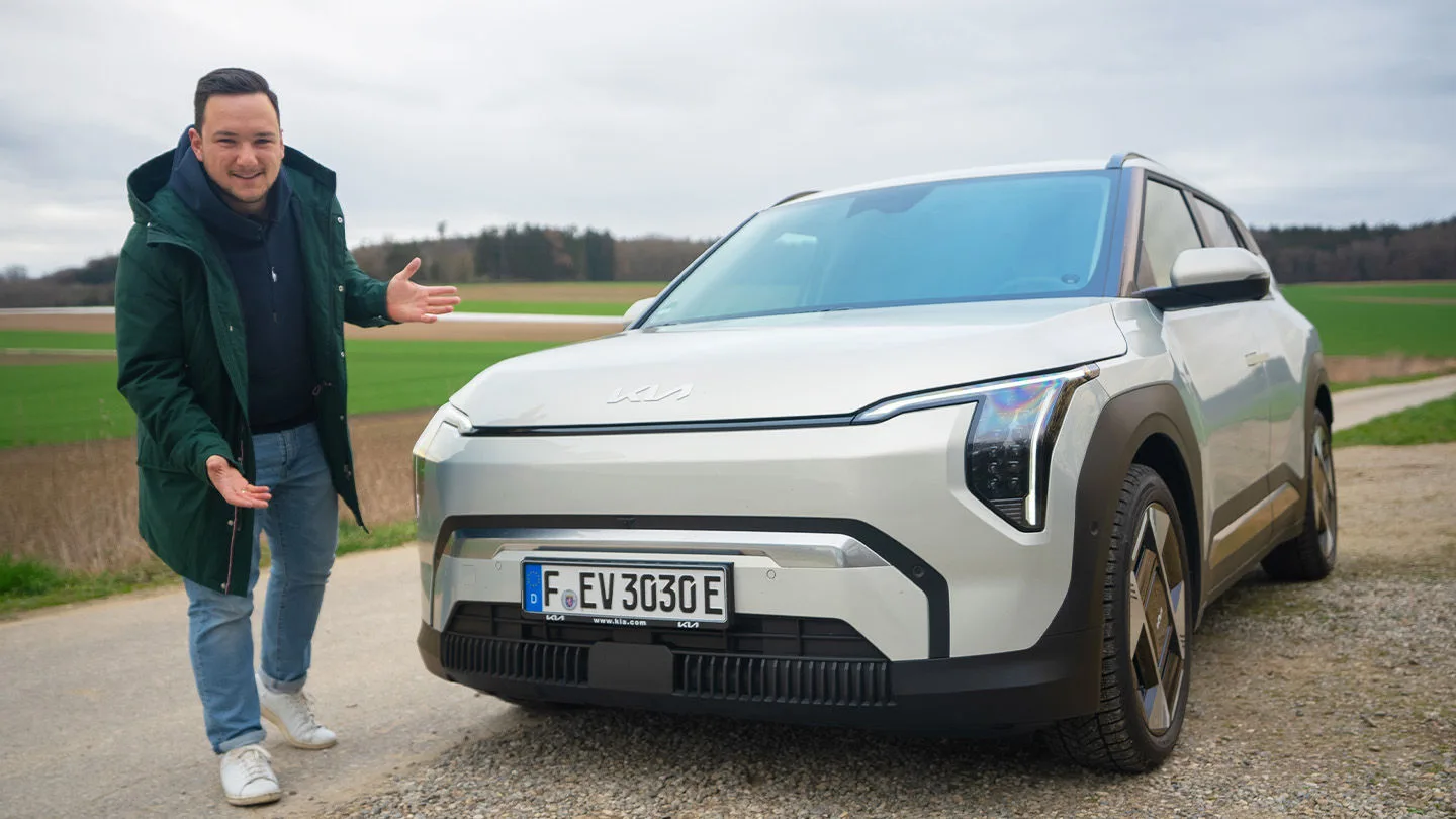 Jonas Thoß neben Kia EV3 Frontansicht 