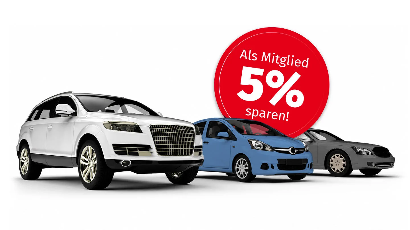 Drei Mietwägen, verschiedene Modelle in weiß, blau und grau, stehen nebeneinander in einer Reihe geparkt. Störer: Als Mitglied 5% sparen!