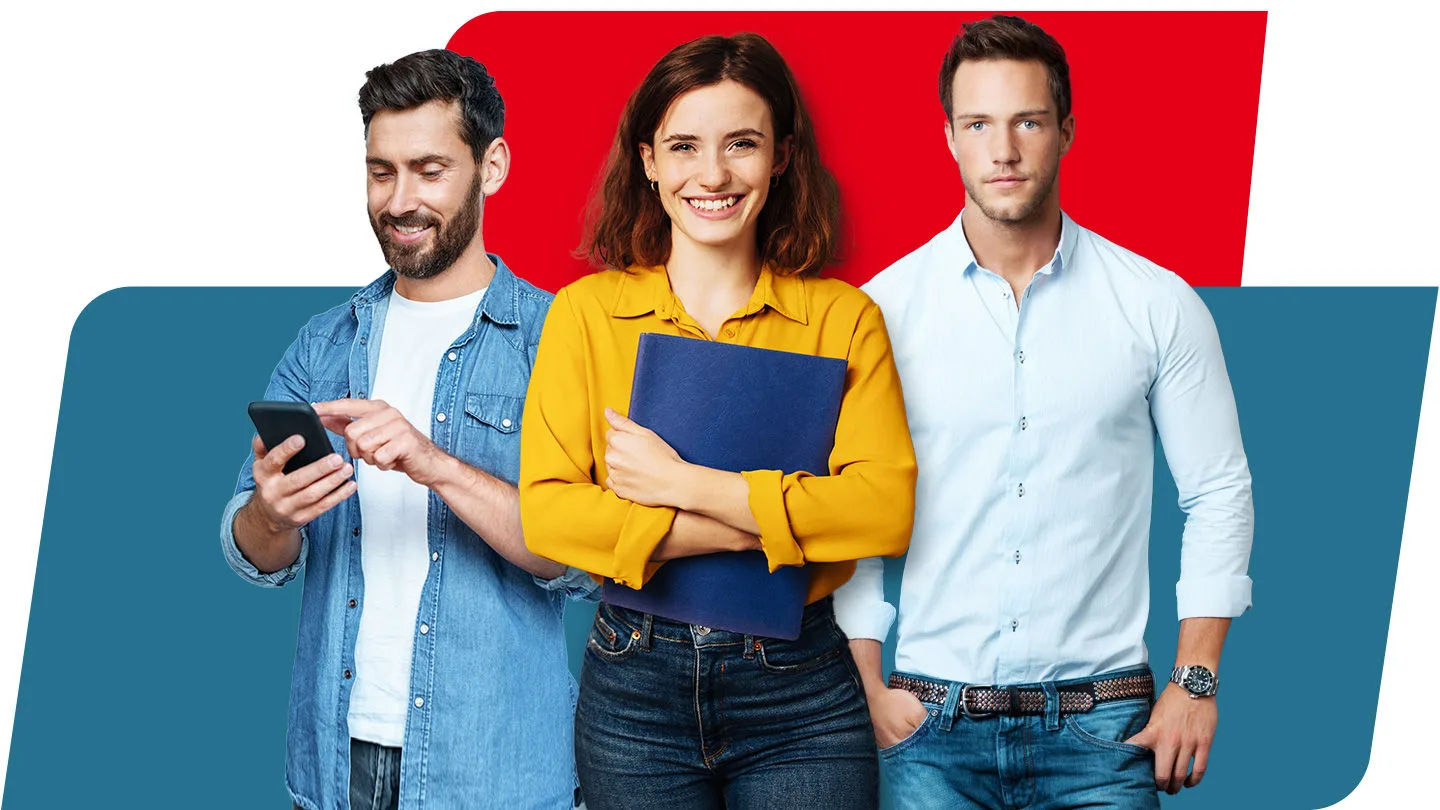 Drei junge Erwachsene stehen vor einem grafischen rot-blauen Hintergrund; die Frau in der Mitte hält lächelnd eine blaue Mappe, während ein Mann ein Smartphone bedient.