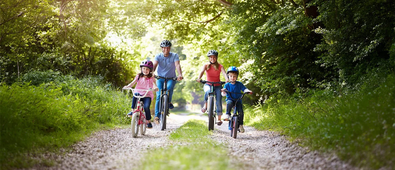 Familie im Sommer bei einem Fahrradausflug