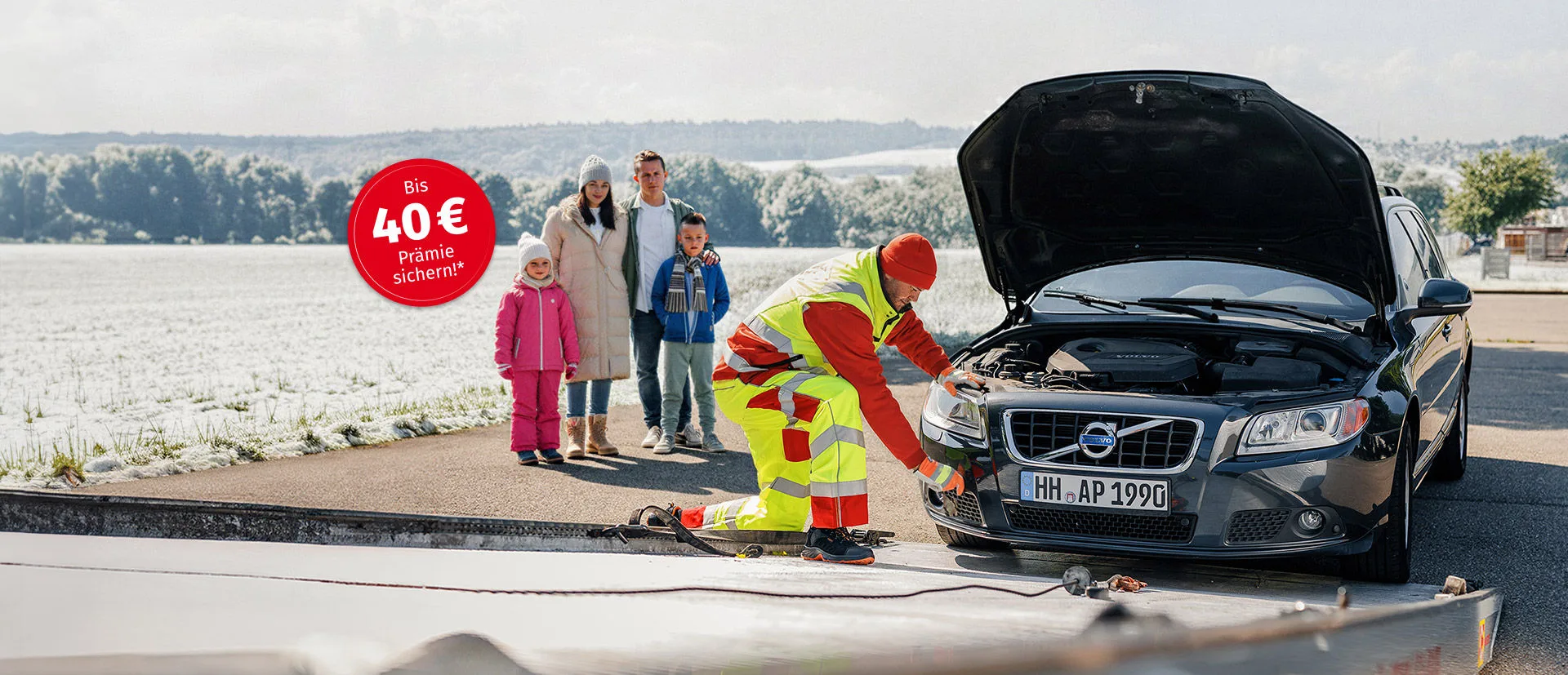 Auto einer Familie wird von einem Pannendienst abgeschlepppt