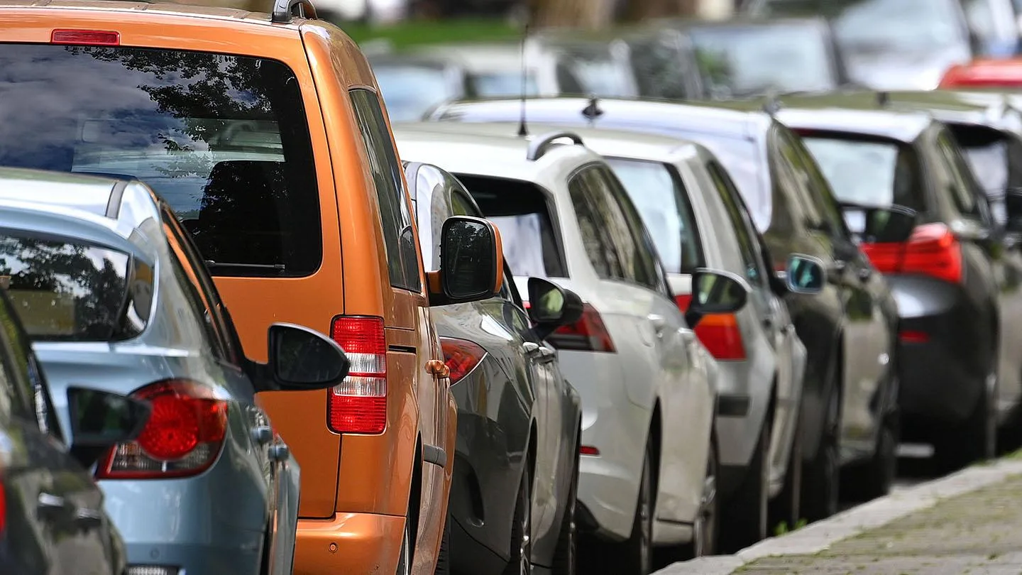 Parkende Autos am Straßenrand