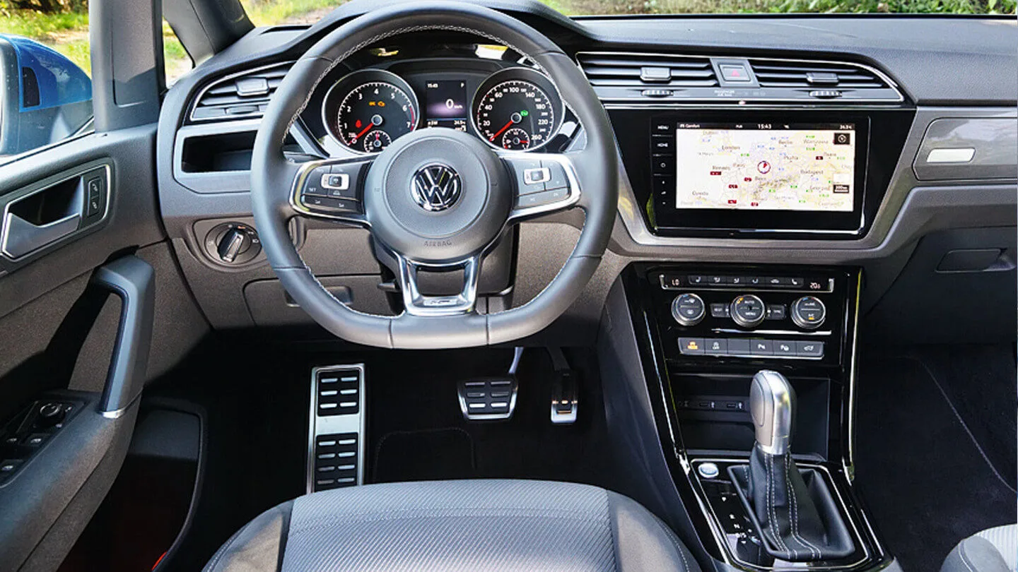 VW Touran Fahrersitz mit Cockpit