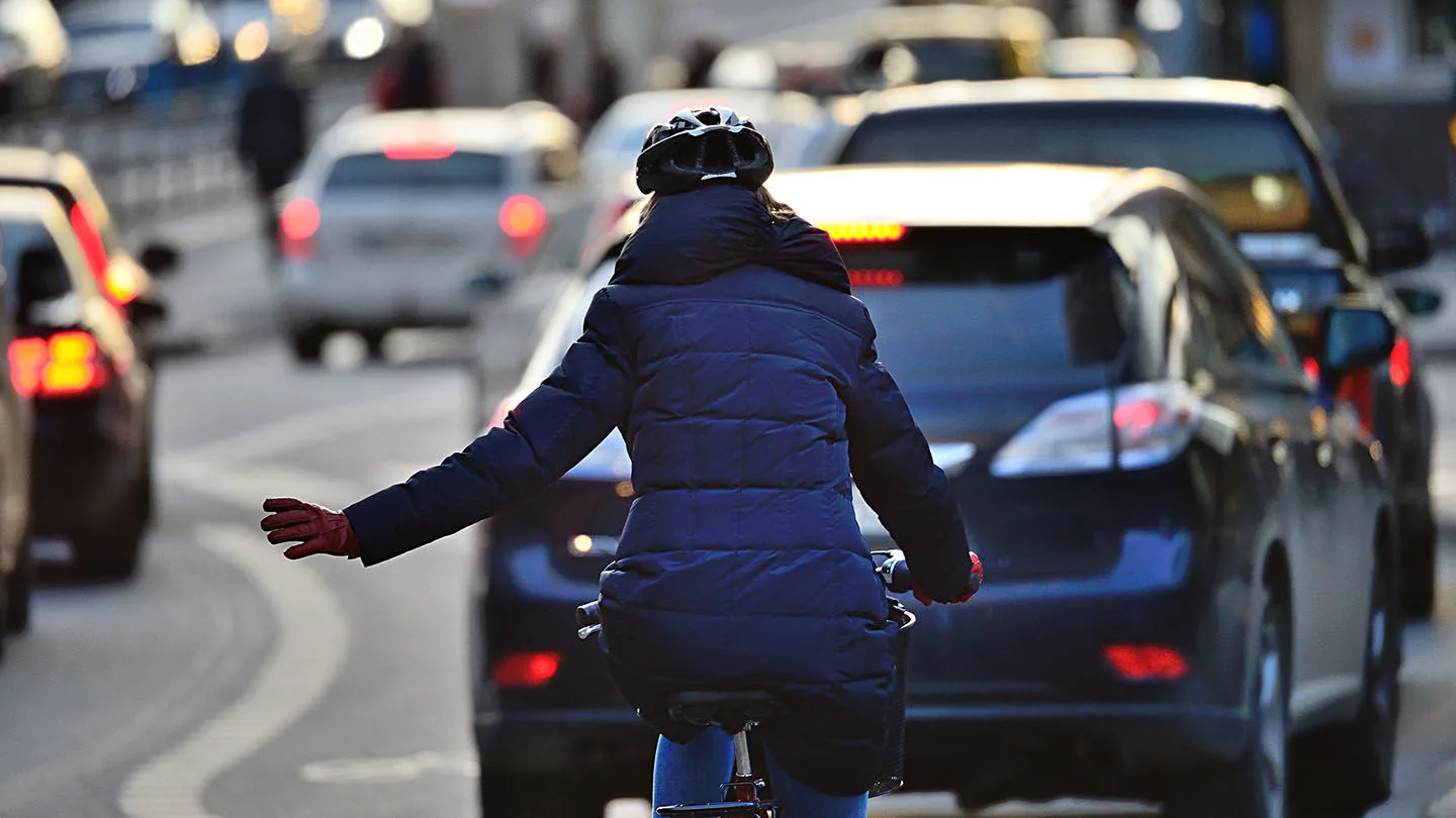 Radfahreren gibt klares Handzeichen 