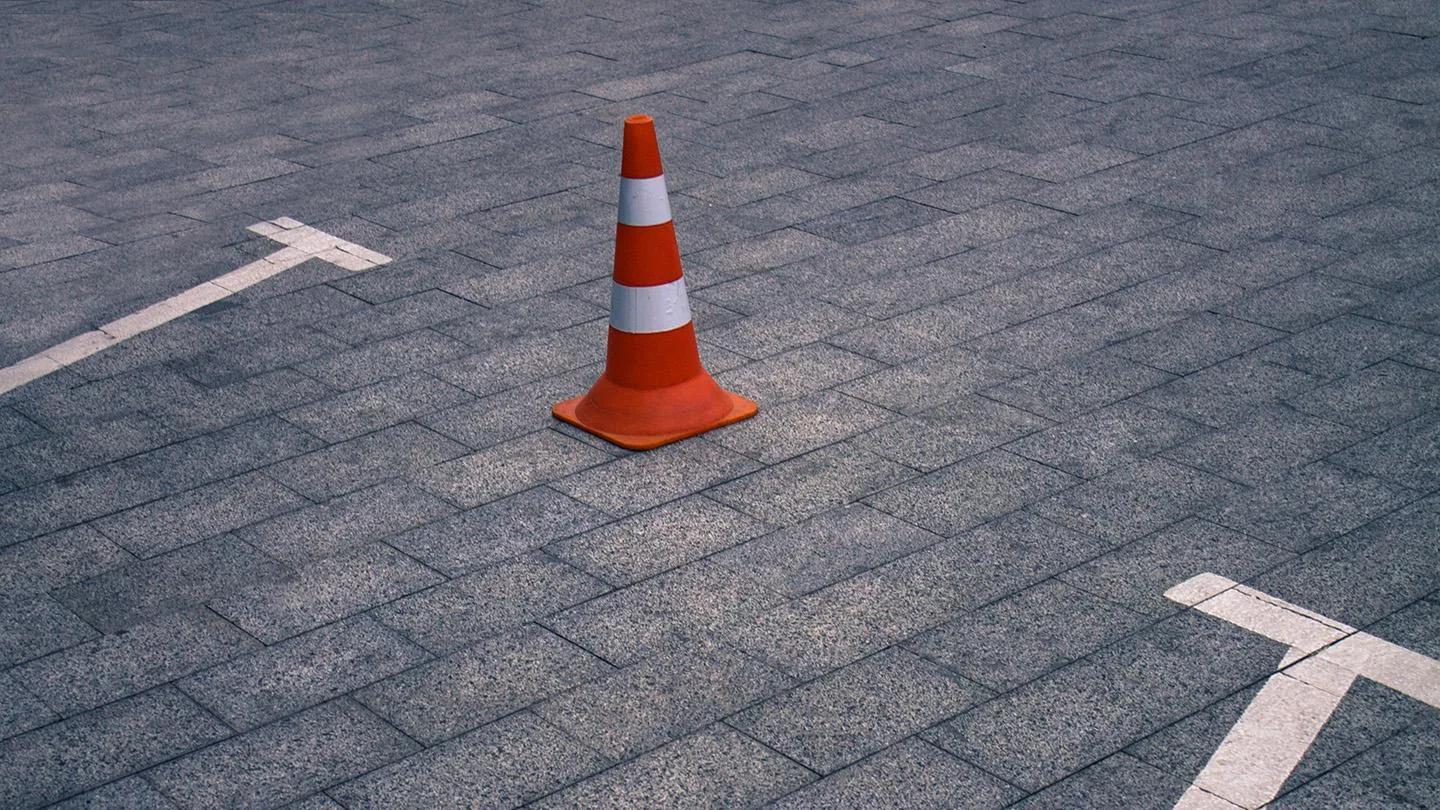 Ein Hütchen reserviert einen Parkplatz