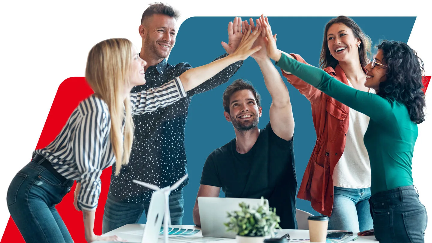 Fünf junge Erwachsene geben sich bei einer Teamrunde gut gelaunt ein gemeinsames High-Five.