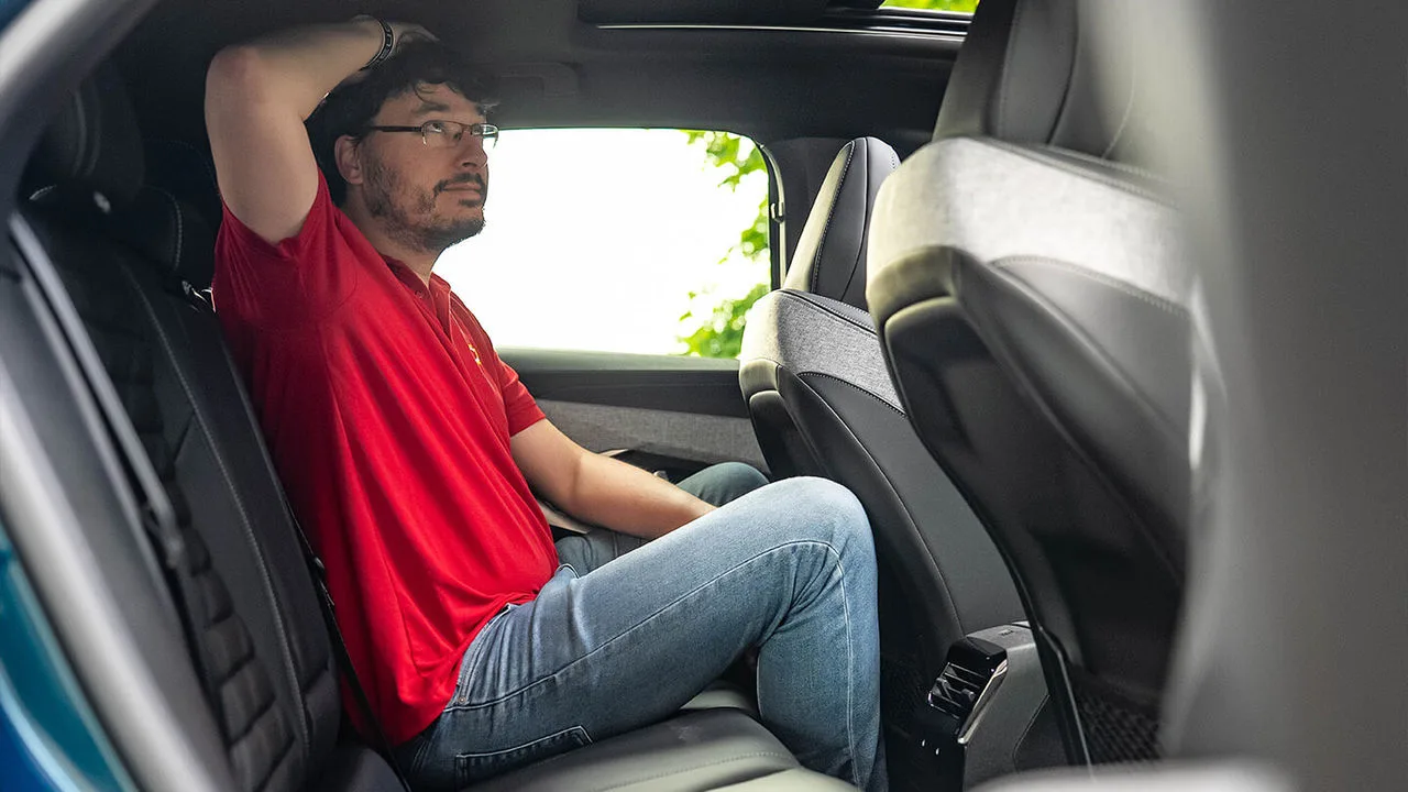 Großer Mann im Peugeot E-3008 