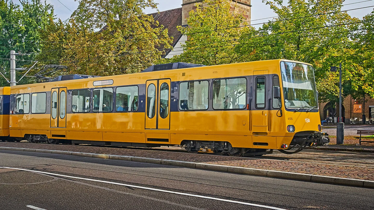 Eine U-Bahn fährt von Stuttgart nach Fellbach.
