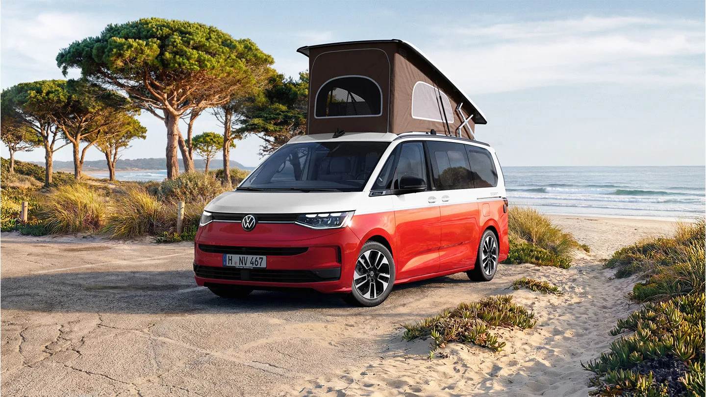 VW Camper mit Dachzelt am Strand