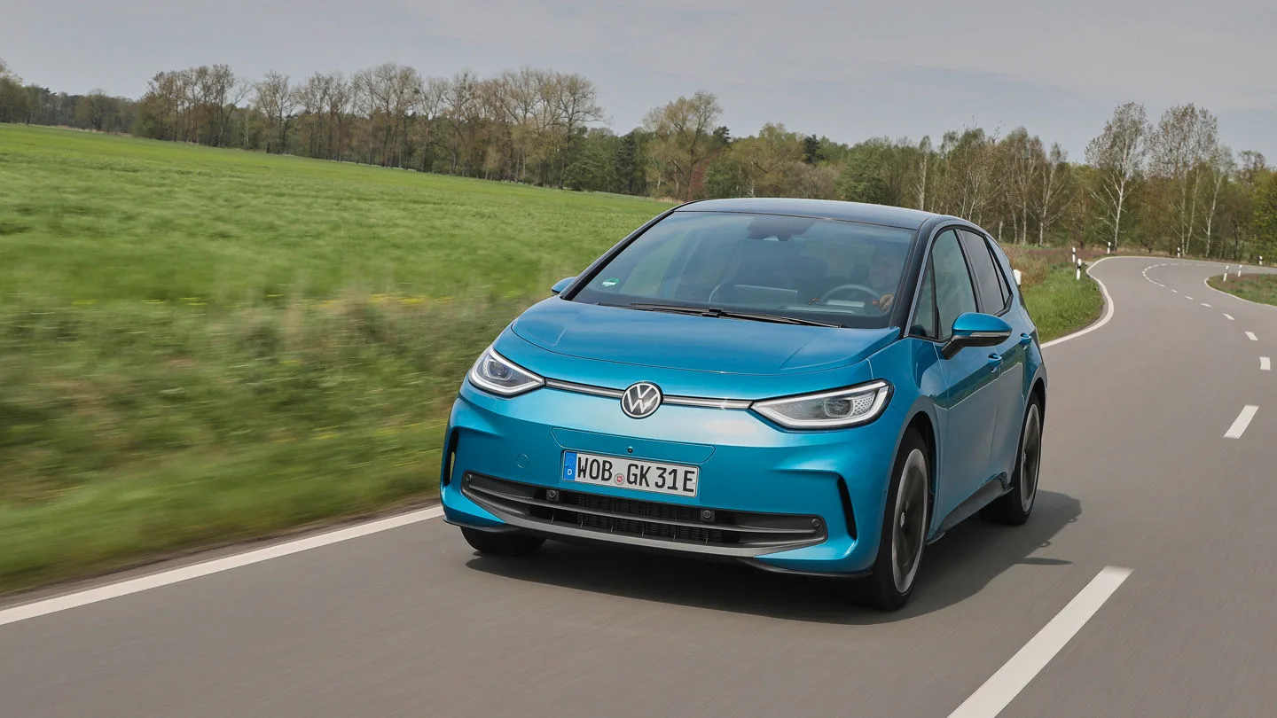 Blauer VW ID.3 fahrend in Frontansicht