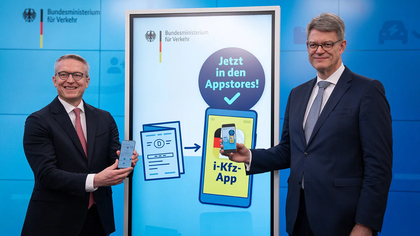 Verkehrsminister stellt den digitalen Fahrzeugschein vor