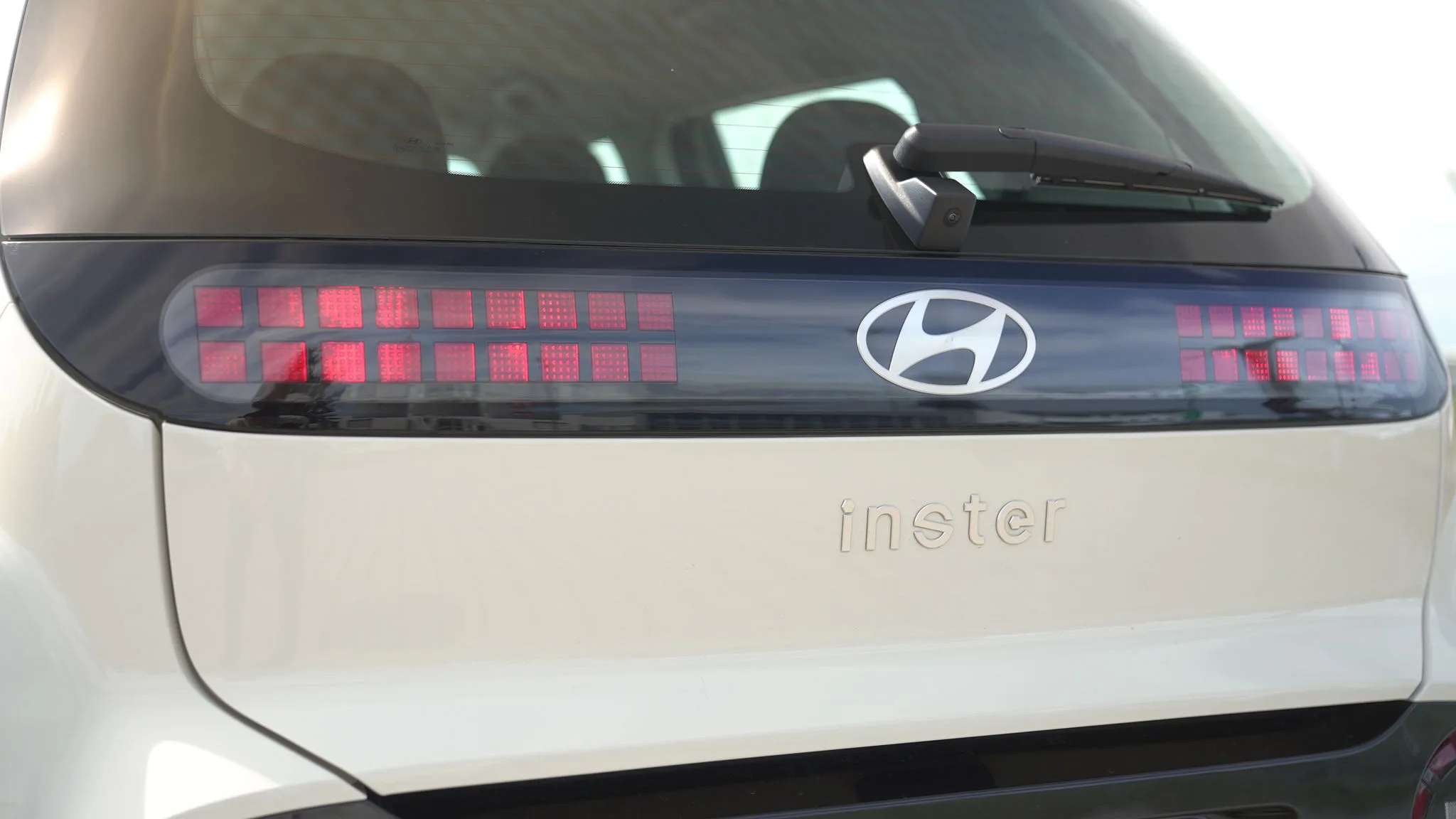 silber Hyundai Inster von hinten