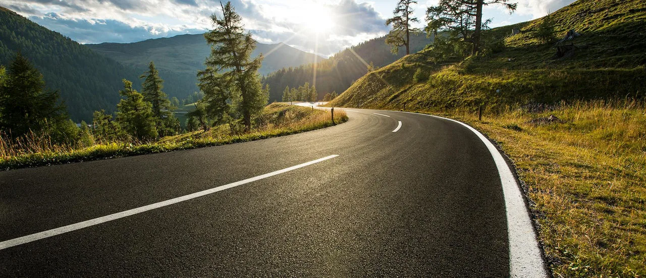 Strasse in den Bergen im Spätsommer