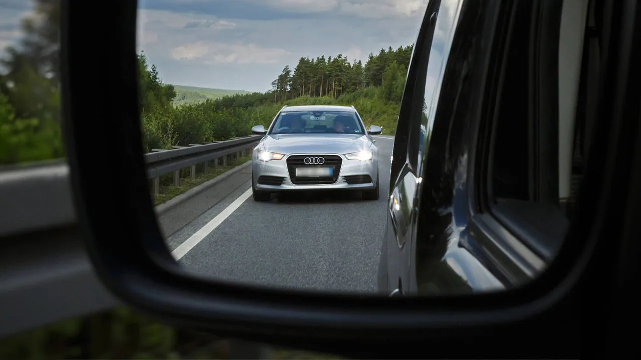 Auto im Rückspiegel