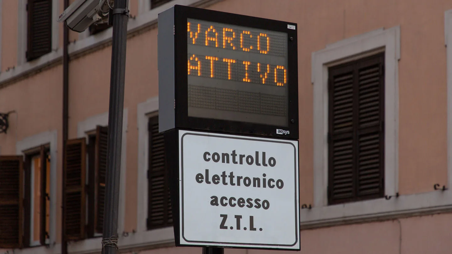 Hinweisschild auf ZTL in Italien