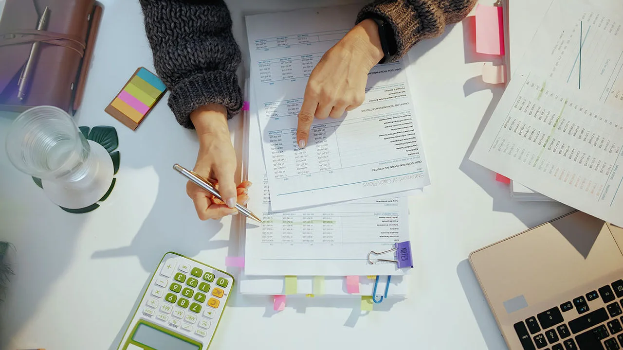 Geldscheine und Münzgeld liegen ausgebreitet da.