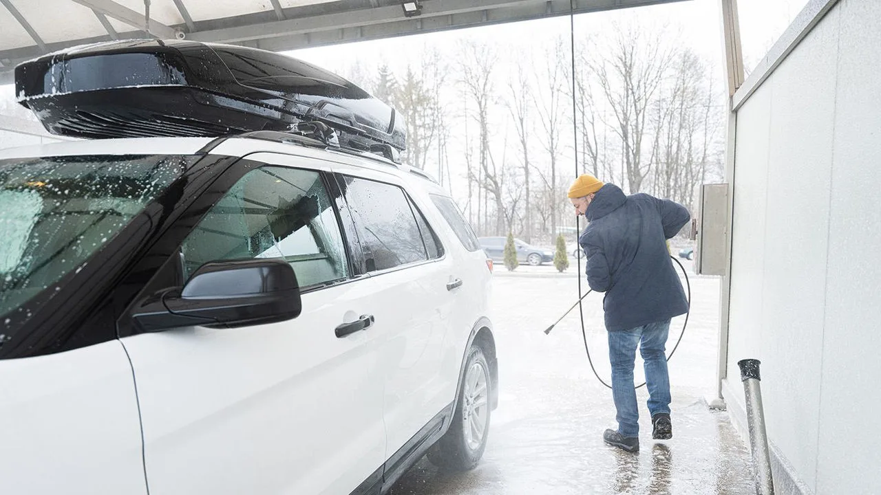 Auto in einer Waschanlage in Winterlandschaft