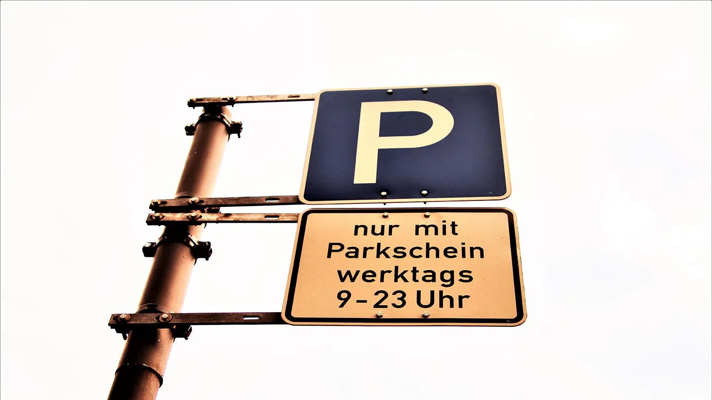 Parkplatz mit Zusatzschild Werktags