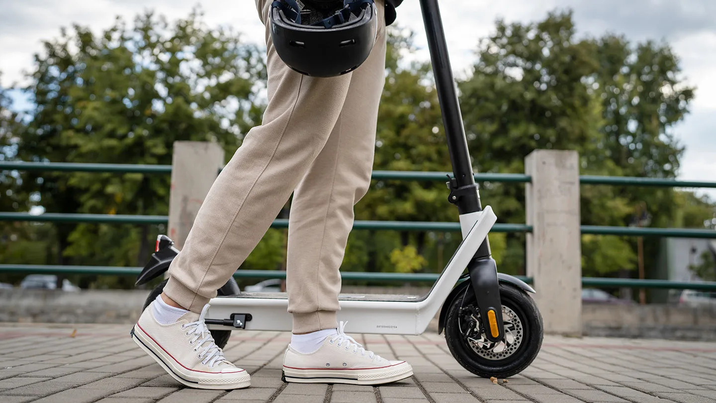 Sicherheit geht auch beim Fahren mit dem E-Scooter vor. Lieber absteigen, wenn es zu unsicher wird